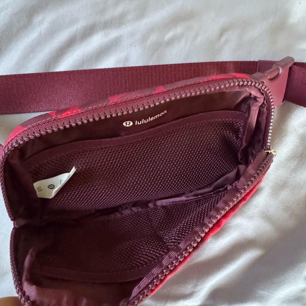 Lululemon Everywhere Belt Bag Lunar New Year 1L - Picture 3 of 5